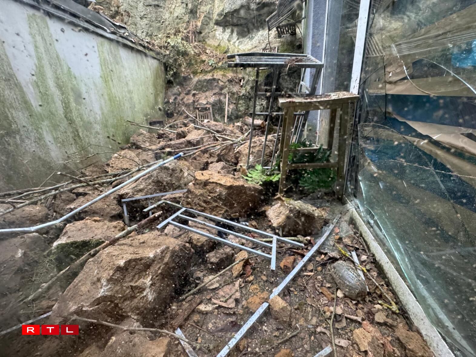 An der Nuecht vum 13. op de 14. Januar 2026 sinn an der Montée de la Pétrusse am Gronn Steng vun enger Fielswand hannert Haiser erofgefall.