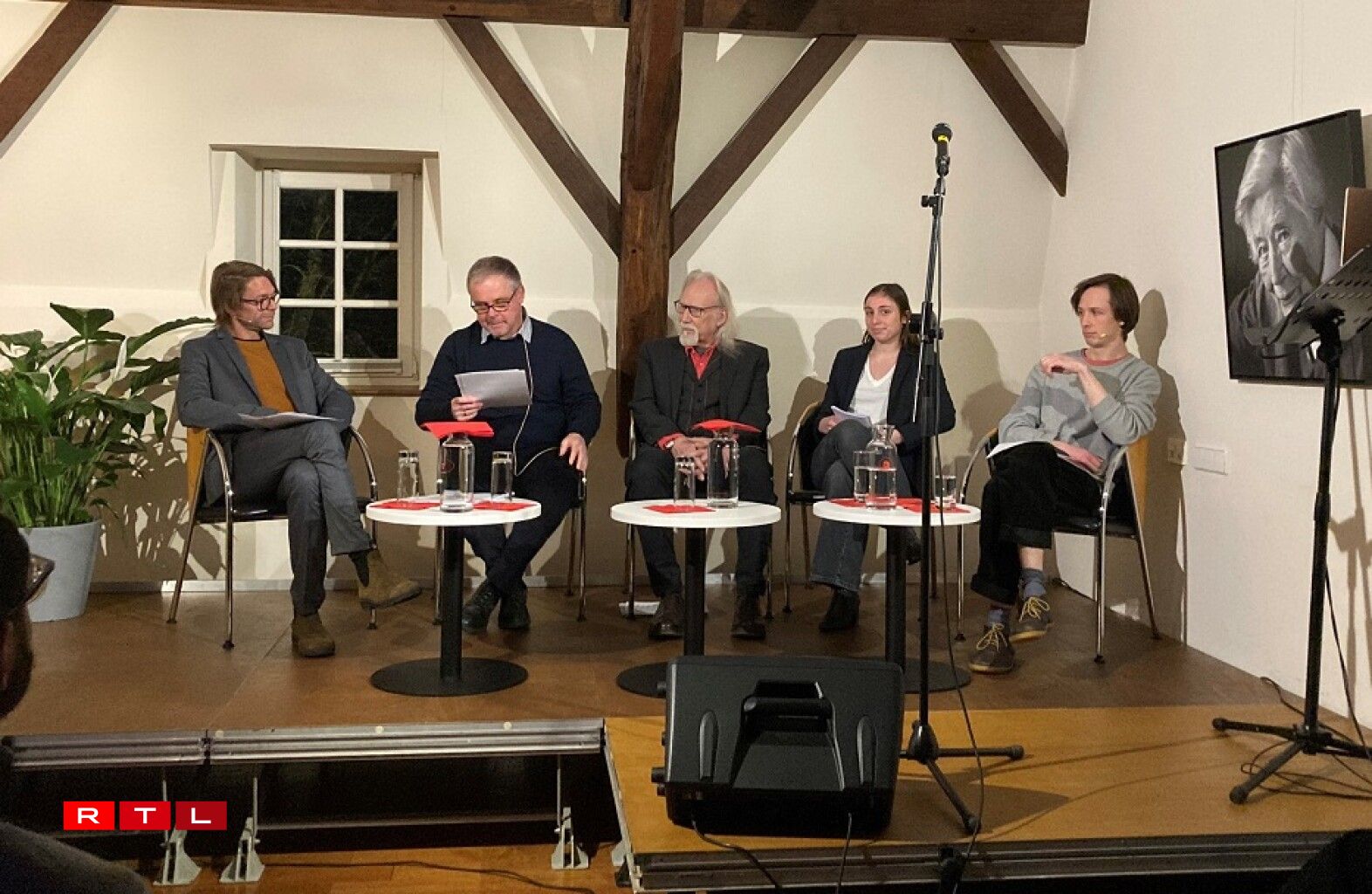 De Luc Schiltz huet eng Gespréichsronn mat de 4 Gewënner moderéiert. v.l.n.r: Luc Schiltz, Charles Meder, Erik Abbott, Aimée Dhonte, Antoine Pohu