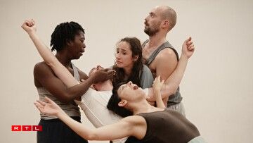 In the bushes, Léa Tirabasso