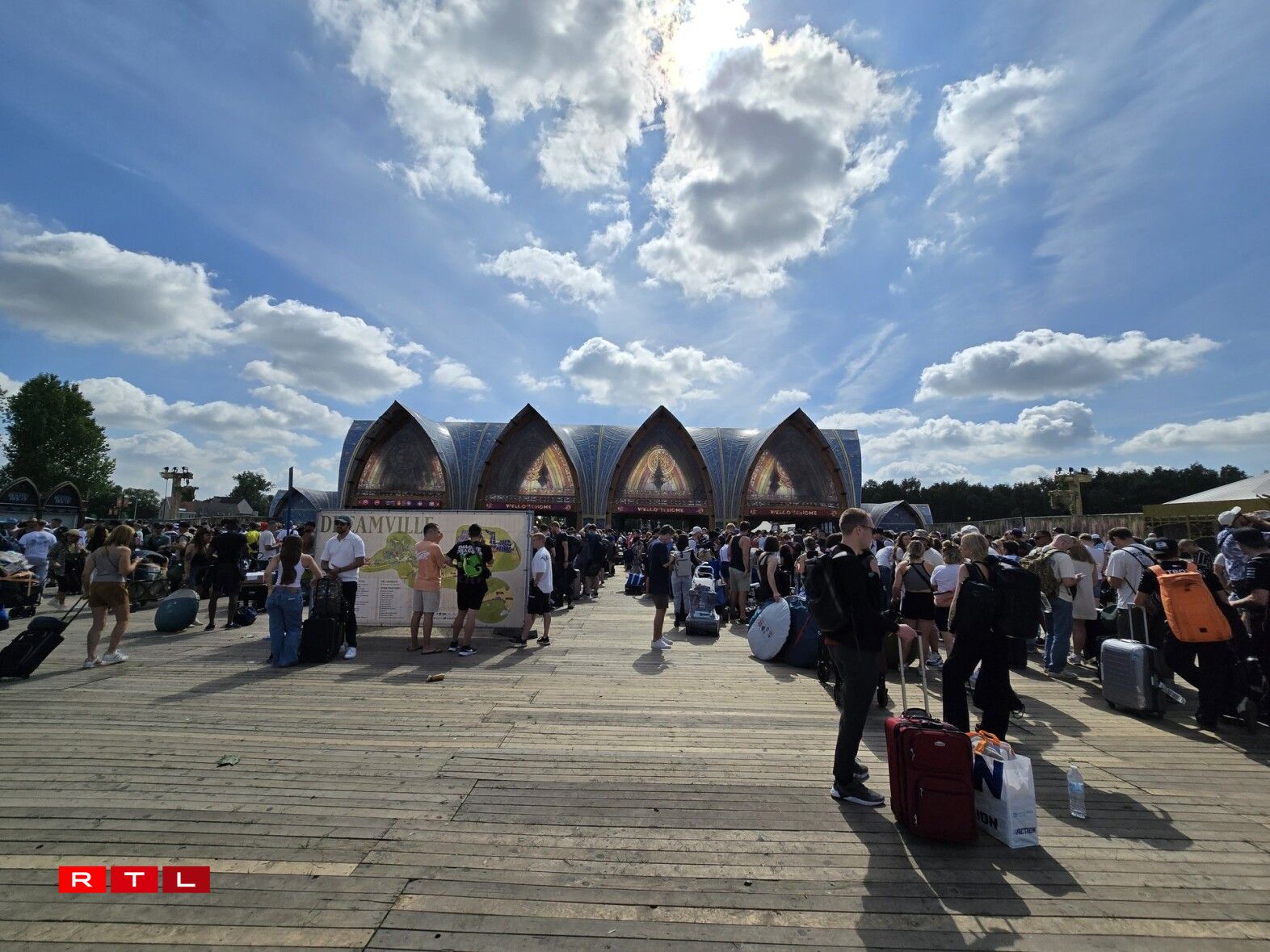 Déi éischt Leit sinn um Tomorrowland ukomm.