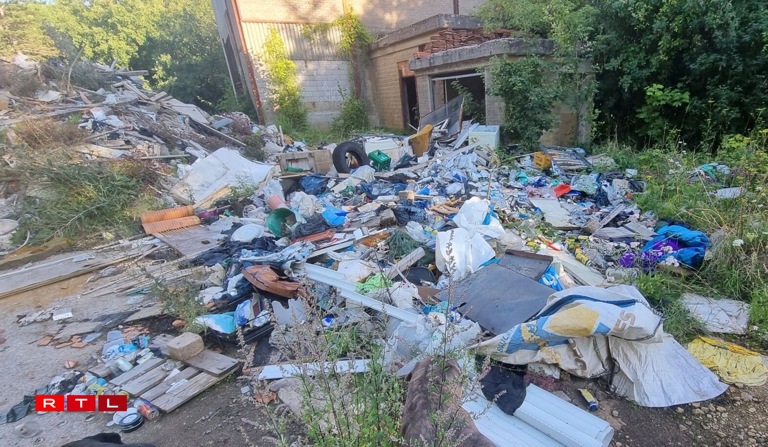 Ici, le contenu d'un camion de chantier qui a été déversé, probablement suite à des travaux dans une maison de la région...