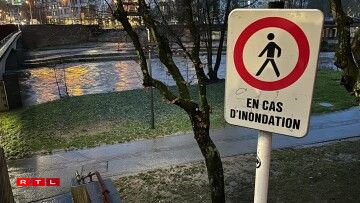 Zu Ettelbréck dierft et am Laf vum Owend naass Féiss ginn, wann ee laanscht d'Uelzecht spadséiere goe wëll. (Situatioun den 2. Januar 2024 um 8.20 Auer)