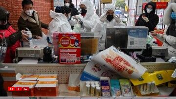 Une pharmacie de Wuhan lors de la crise le 25 janvier 2020 (en haut) et le 18 janvier 2021 (en bas).