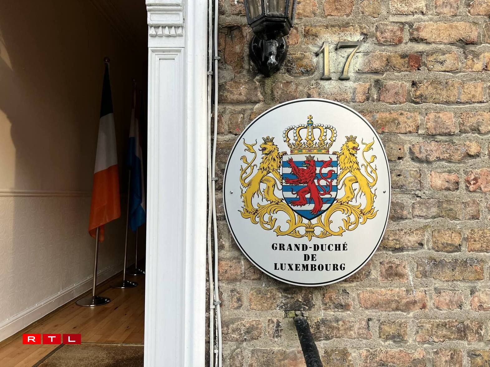 Le blason luxembourgeois a été dévoilé à l'inauguration de l'ambassade à Dublin le 12 juin 2023