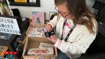 An enger klenger Këscht, déi d'Juno selwer dekoréiert huet, ass de Plektron, deen hat um Concert krut.