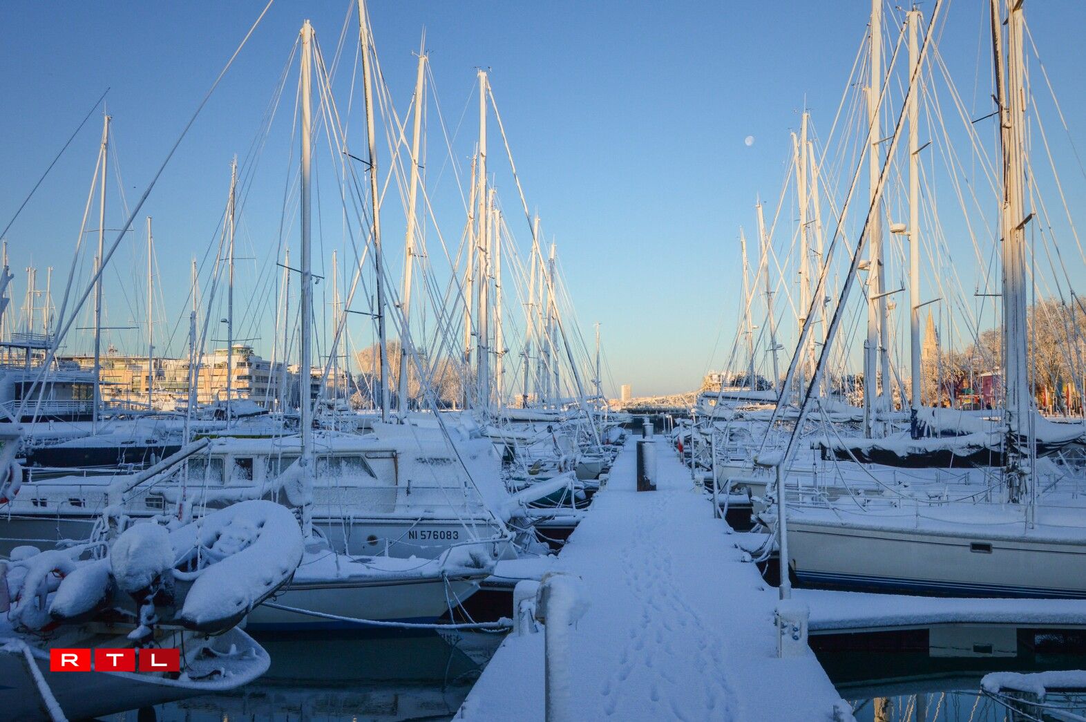 Le port enneigé de La Rochelle.