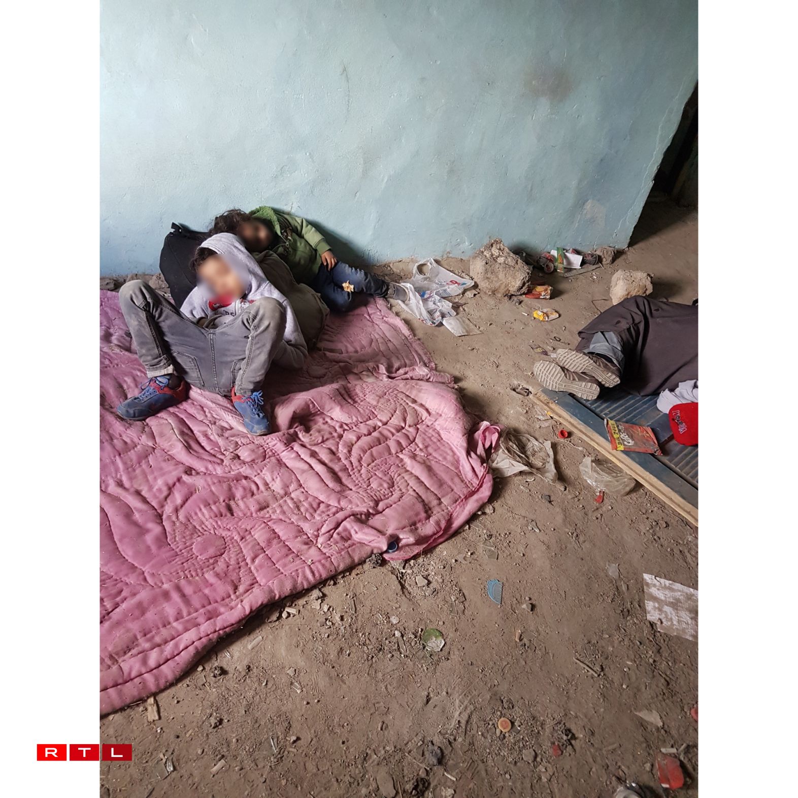 Les enfants de Bushra et Mahmood se reposent dans un abri de fortune