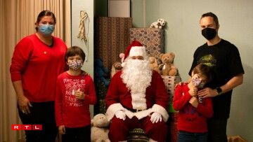 (Left to right) Angélique, Alex, Santa Malcolm, Jacques and Gunter Rausch