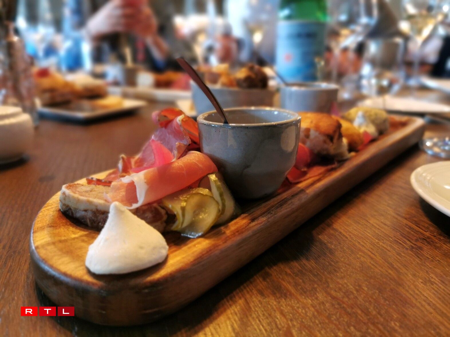 De Raphaël Arcidiacono aux équipes en cuisine et en salle, l'Ultimo mise sur la continuité : plats de saison autour de l'asperge, viandes maturées, cave à vins et cuisine aux influences franco-italiennes marquent ce retour aux sources.