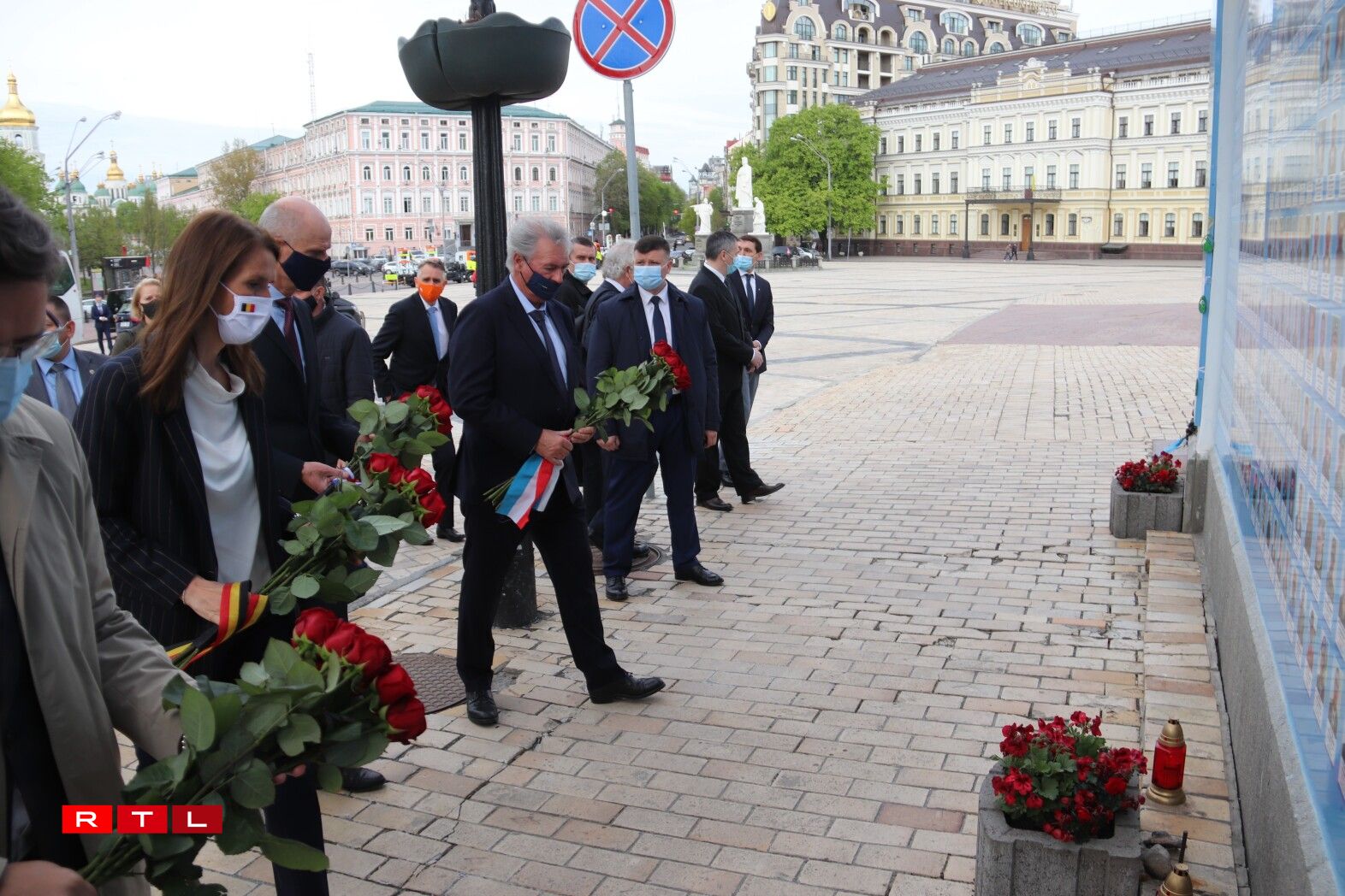 Les ministres du Benelux et leur homologue ukrainien déposent une gerbe devant le monument "Heavenly Hundred Heroes"