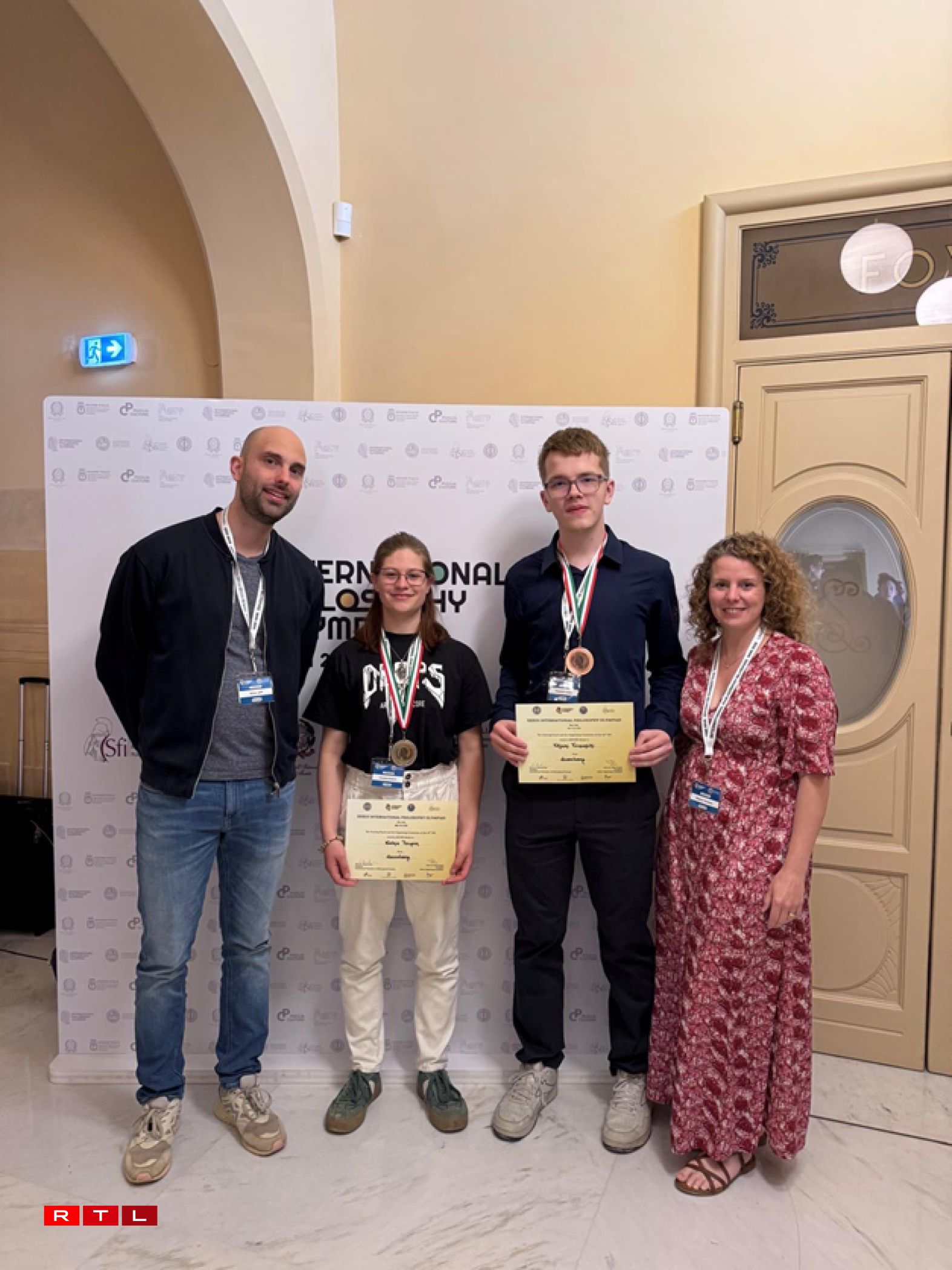 Philosophieprofesser Jeff Simon, Schülerin Noémie Turquin (Sëlwer), Schüler Viljami Viinamäki (Bronze), Philosophieprofesser Nathalie Wegner