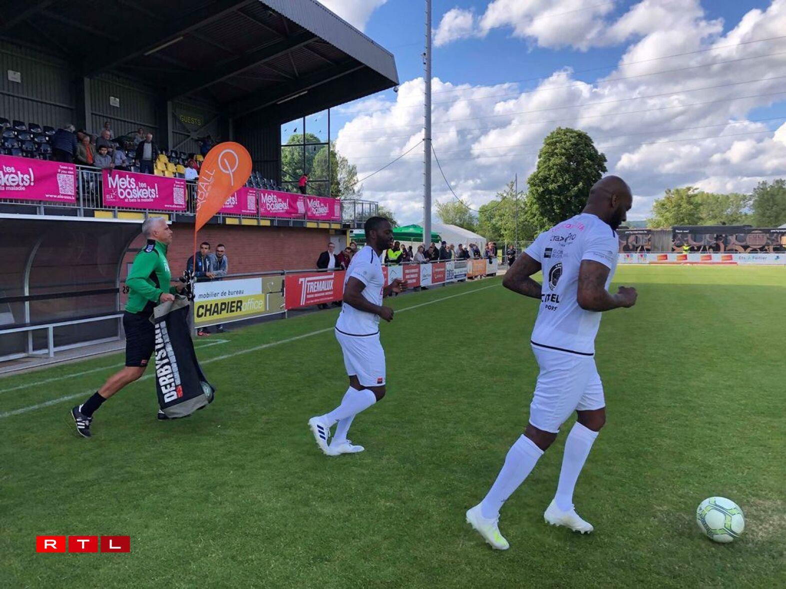 Mbo Mpenza court sur le terrain du stade Jos Haupert.