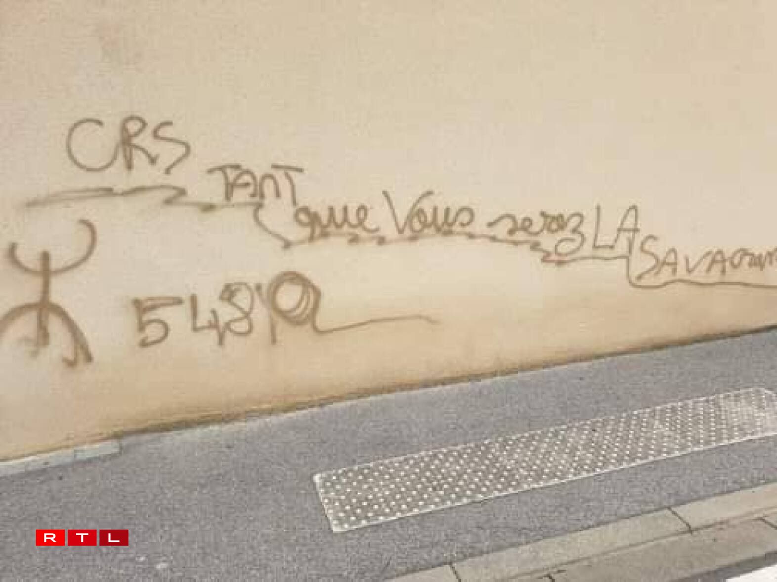 Les CRS sont visés par la quasi-totalité des messages