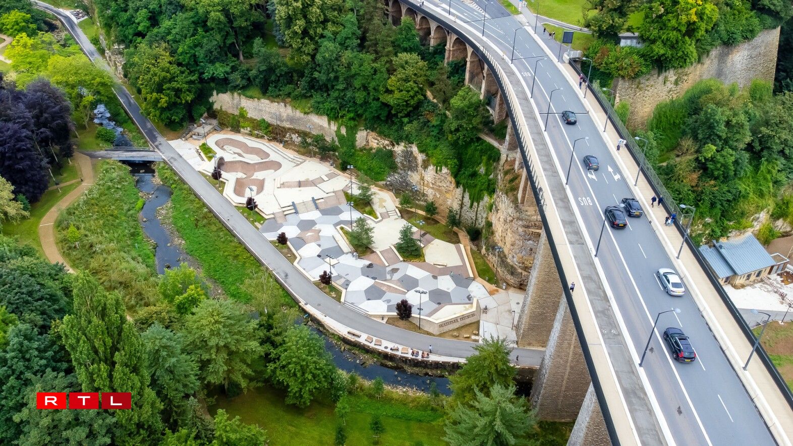 The bridge above the skate park is known as the 'Old Bridge'. The bridge was built from 1859 until 1861 and connects the Upper City with the Gare district.
