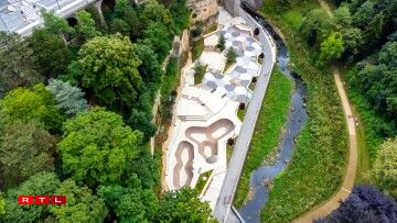 An hunn do nom Skatepark gesicht, direkt nieft der Péitruss.
