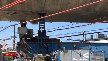 E Samschdeg gouf dee leschten Deel vun der aler Bréck oftransportéiert.