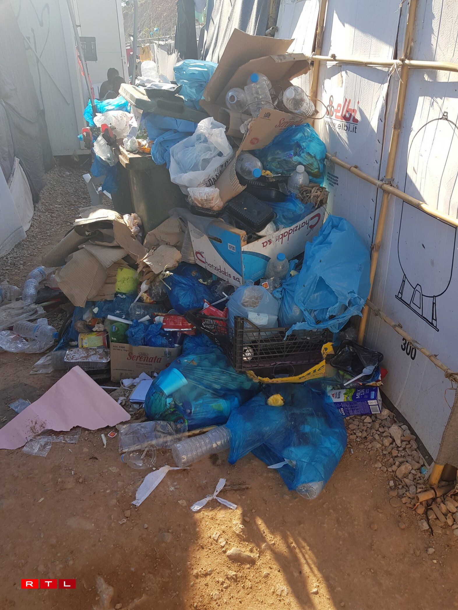 Les déchets étaient omniprésents dans le camp de Kos