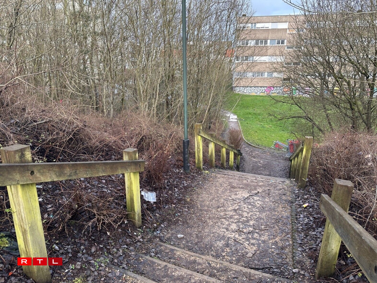 D'Plaz zu Mont-Saint-Martin, wou déi stierflech Iwwerreschter vun engem 70 Joer ale Mann am Februar 2026 fonnt goufen, nodeems hien zanter Dezember 2025 vermësst gi war.