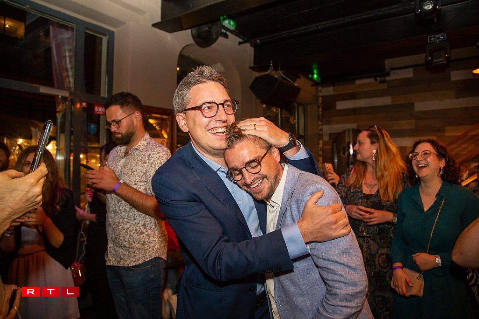 Explosion de joie chez les Pirates. Sven Clement, le chef du navire, exulte en serrant fort contre lui Ben Polidori. En remportant un siège dans le Nord, le jeune