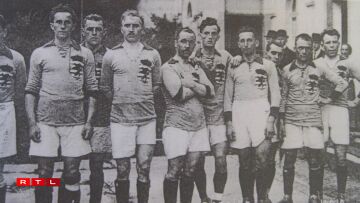 Déi Lëtzebuergesch Futtballnationalekipp bei den olympesche Summerspiller vun 1920. Vu lénks no riets: Jos Koetz, Robert Elter, Émile Hamilius, Thomas Schmit, Michel Ungeheuer, Arthur Leesch, Léon Metzler, Tiny Langers, Camille Schumacher, Jean Massard