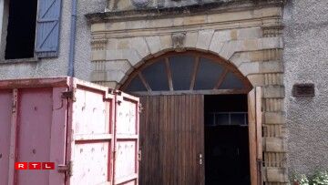 Iwwert zwee vun den dräi Portaler, déi iwwregens aus der Zäit vum 30-jährege Krich stamen, gesäit een d'Wope vun der Famill Beck. De Jean de Beck war deemools Gouverneur vu Lëtzebuerg.