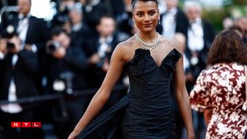 Déi brittesch Schauspillerin Simone Ashley op der Ofschlosszeremonie.