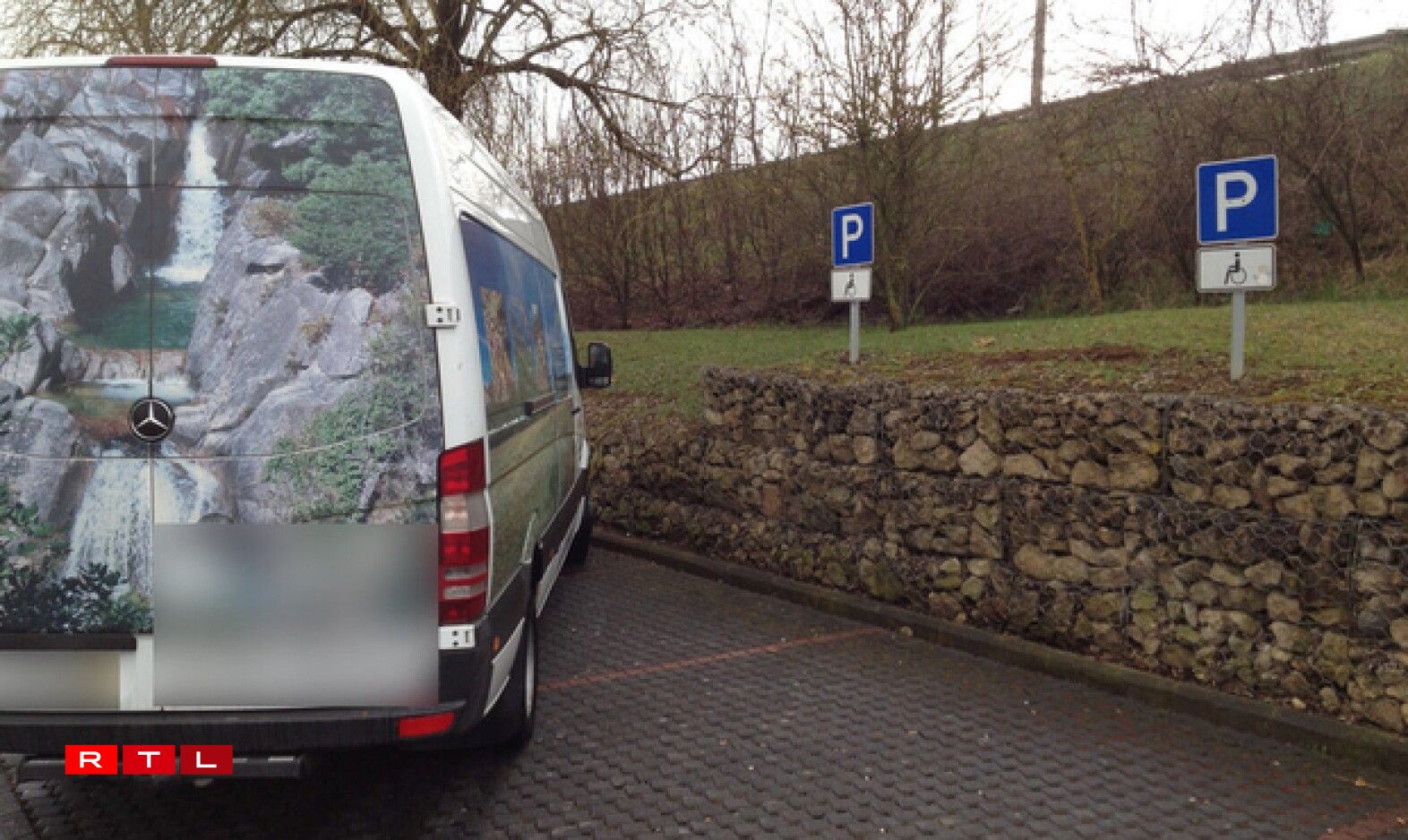 Une photo prise à Foetz au mois de septembre 2018. La camionnette s'est stationnée sur deux places réservées aux personnes handicapées.