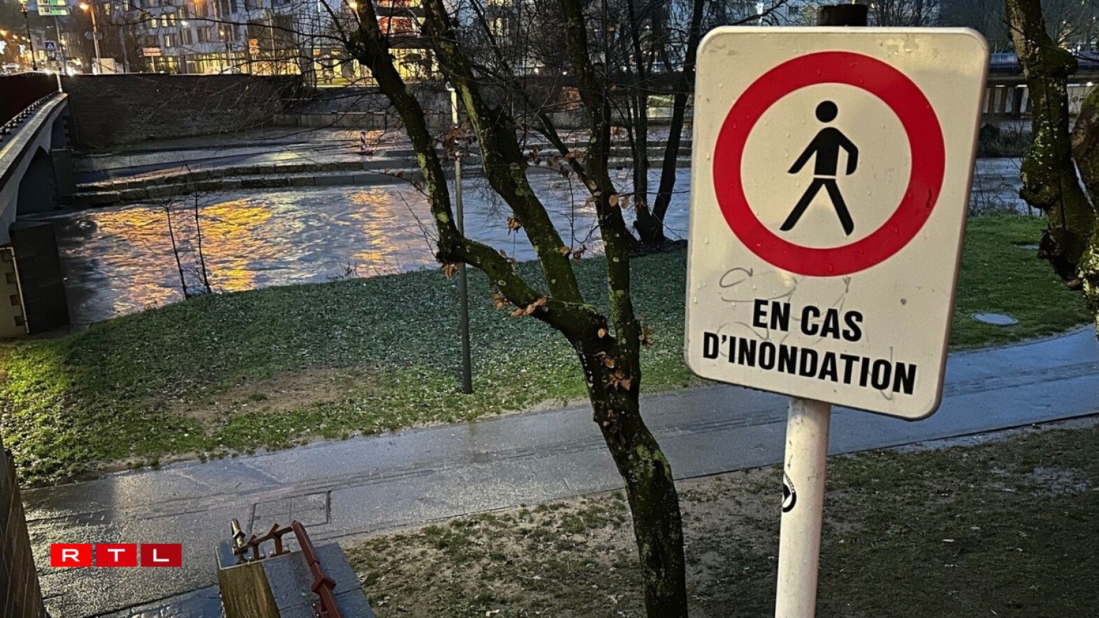 Zu Ettelbréck dierft et am Laf vum Owend naass Féiss ginn, wann ee laanscht d'Uelzecht spadséiere goe wëll. (Situatioun den 2. Januar 2024 um 8.20 Auer)