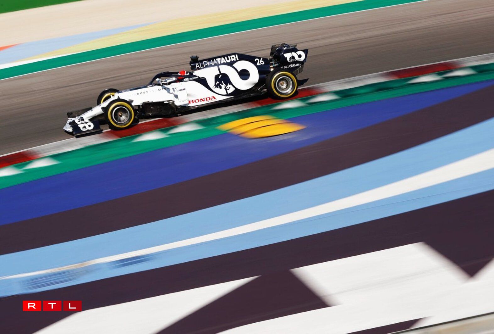 Scuderia AlphaTauri: Den AT01 ass de Successeur vun den Torro-Rosso-Gefierer: Am komplett neien Design, net méi metallic Blo, dofir méi Wäiss an Donkelblo, dominéiert den Design.