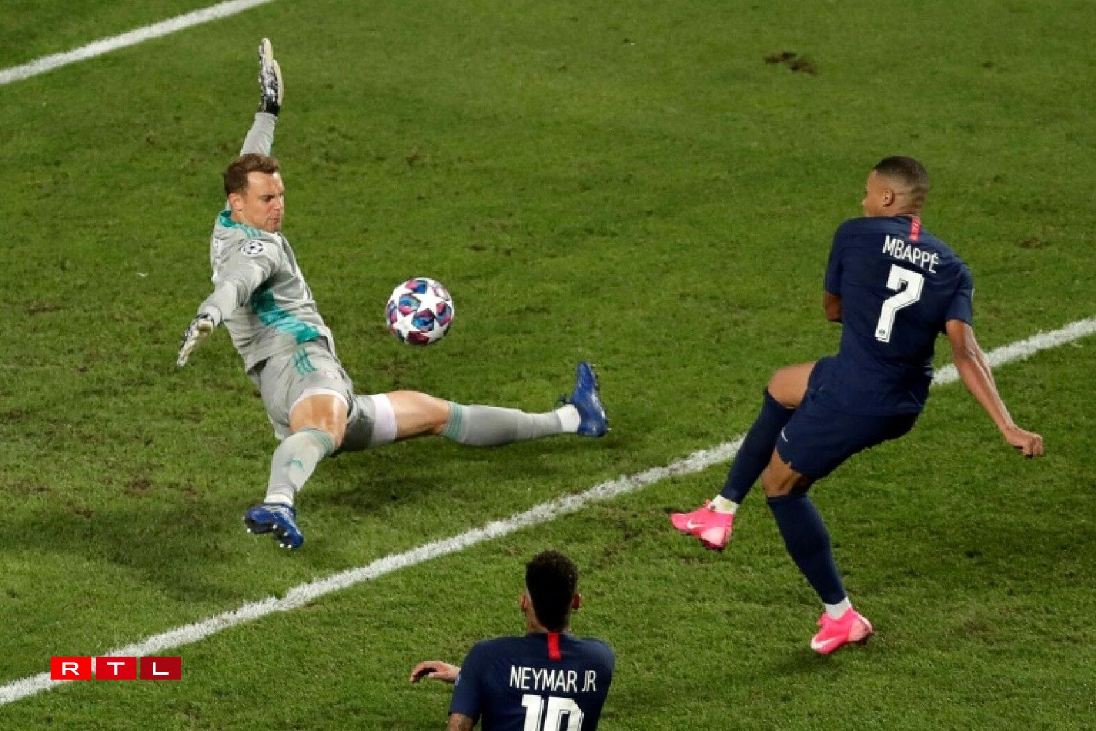 Als beschte Golkipper vum Joer gouf de Manuell Neuer vum FC Bayern München ausgezeechent.