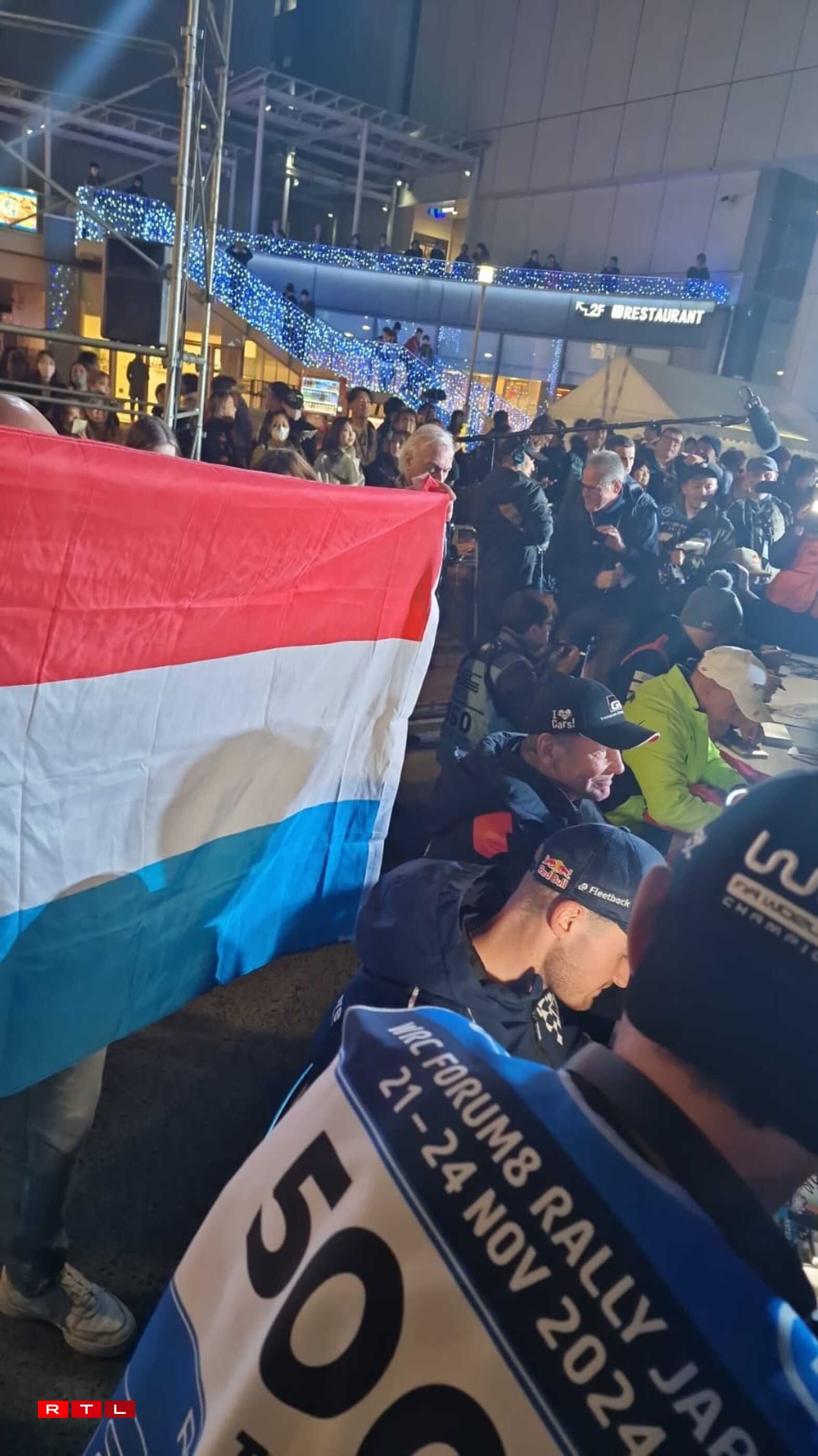 Groussen Undrang bei der Autogrammstonn mat de Piloten aus der Rallye-WM