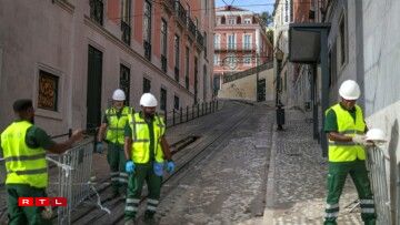 Des employés de la société Carris, gestionnaire des transports publics à Lisbonne, travaillent sur le site de l'accident du funiculaire de Gloria,dont les débris ont été déblayés, le 5 septembre 2025