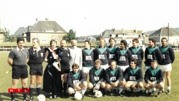 Nach ee Match mat der RTL-Ekipp, warscheinlech zu Suessem. De Jeannot Muller knéit an der éischter Rei ganz lénks.