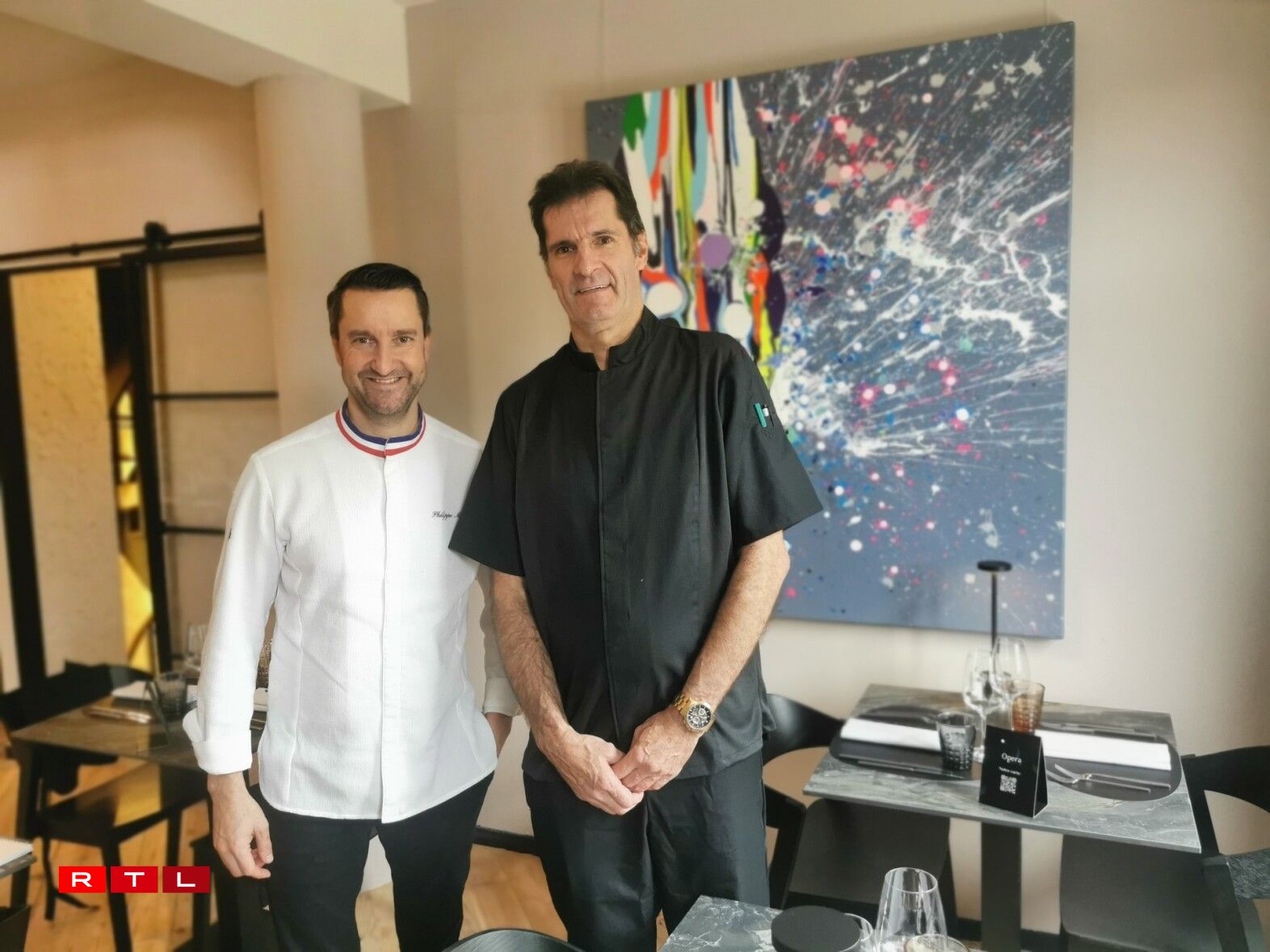 Le chef rémois Philippe Mille, qui a élaboré la carte de l'Opéra (à gauche), accompagné du chef Jean-Marc Hazée, désormais en cuisine au quotidien.