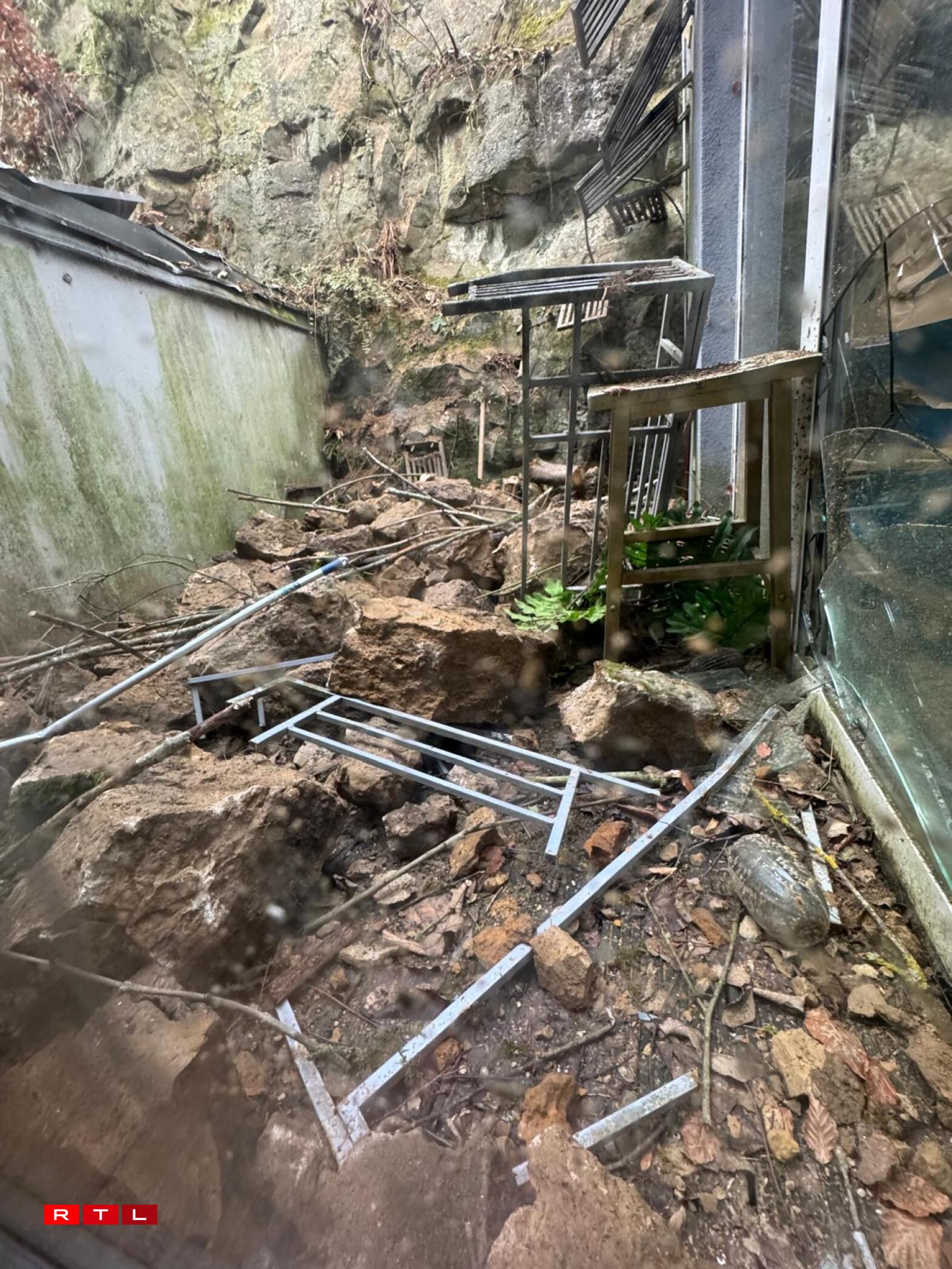 An der Nuecht vum 13. op de 14. Januar 2026 sinn an der Montée de la Pétrusse am Gronn Steng vun enger Fielswand hannert Haiser erofgefall.