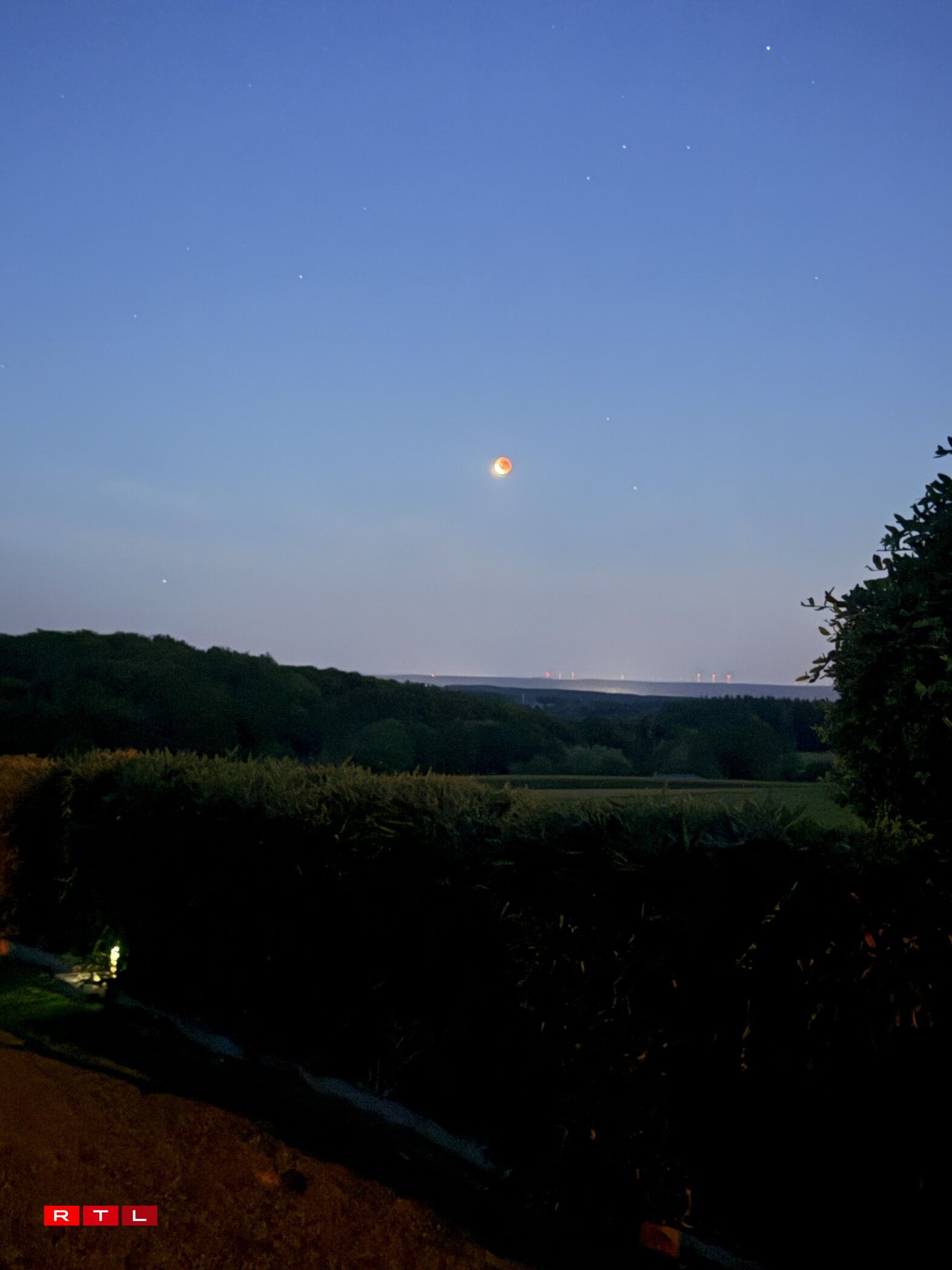 Bluttmound iwwer Wal, fotograféiert mam Handy/Yana Gloesener