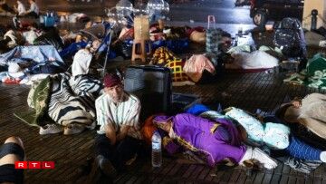 Des habitants de Marrakech passent la nuit dehors après un violent séisme, le 9 septembre 2023