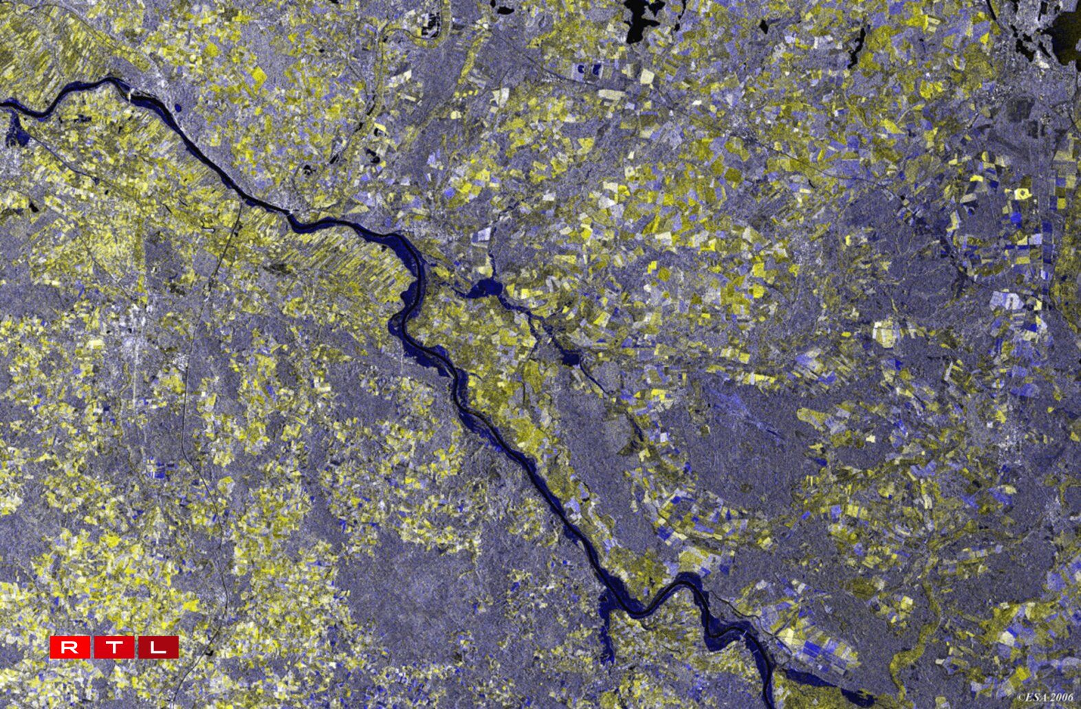 Satellitte-Foto vun Iwwerschwemmunge vun der Elbe an Däitschland 2006.