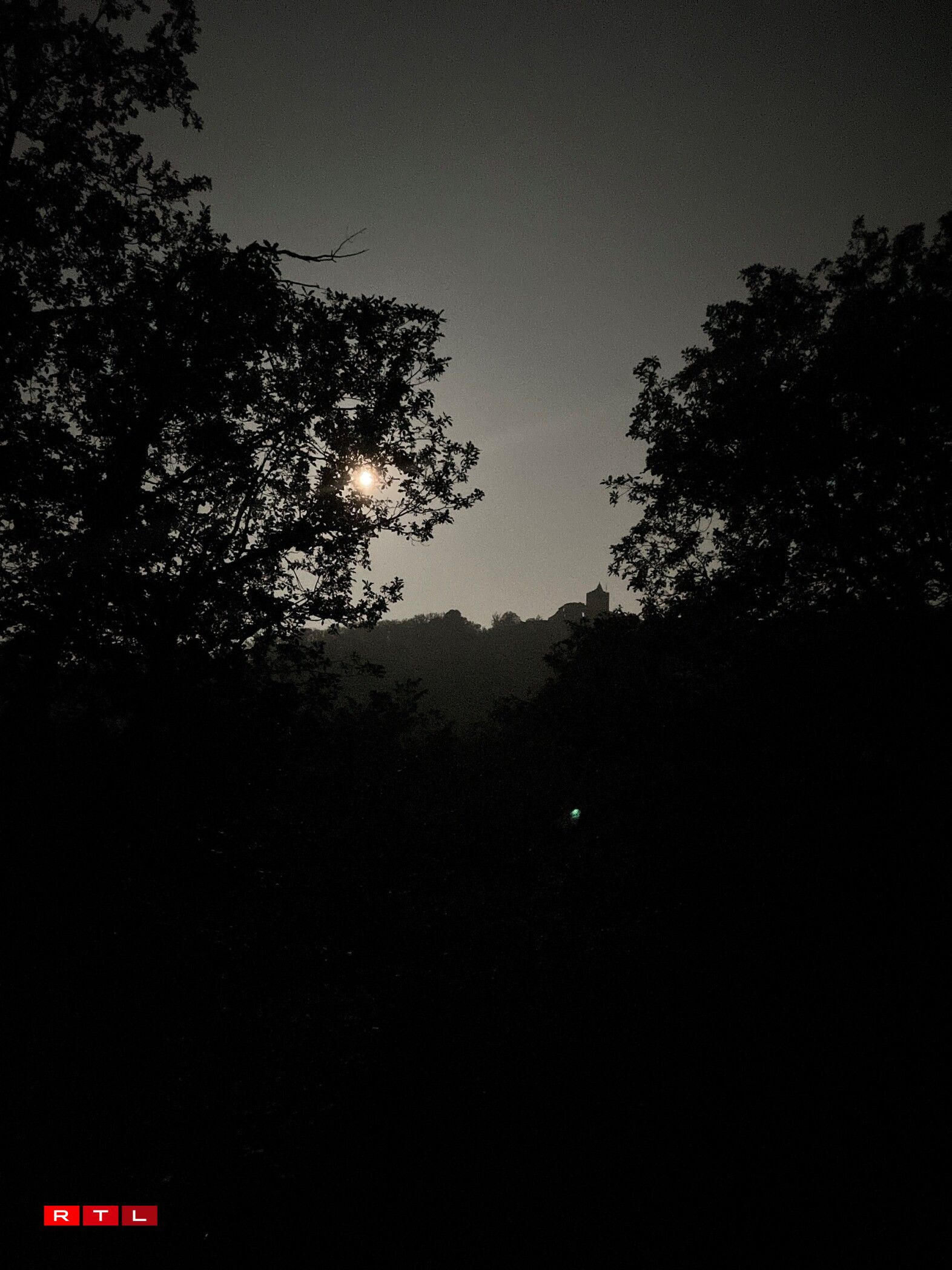 De Mound iwwert dem Schlass zu Buerschent