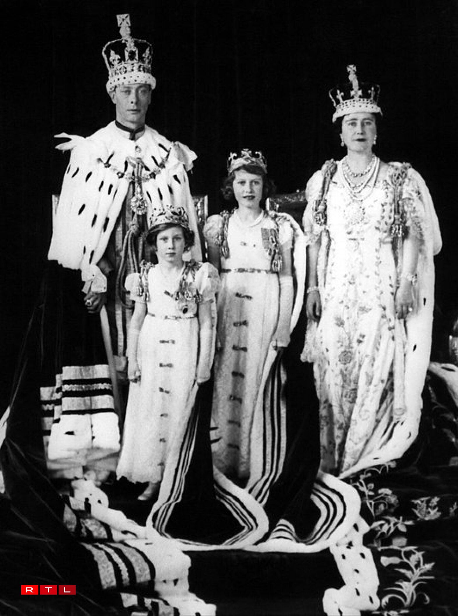 De Kinnek Georg VI. mat senger Fra der Kinnigin Elizabeth, fréier Grand-Duchesse vu York an hiren Duechteren Prinzessin Elizabeth a Margaret, den 12.04.1937, no der Kréinung vum Kinnek zu London.