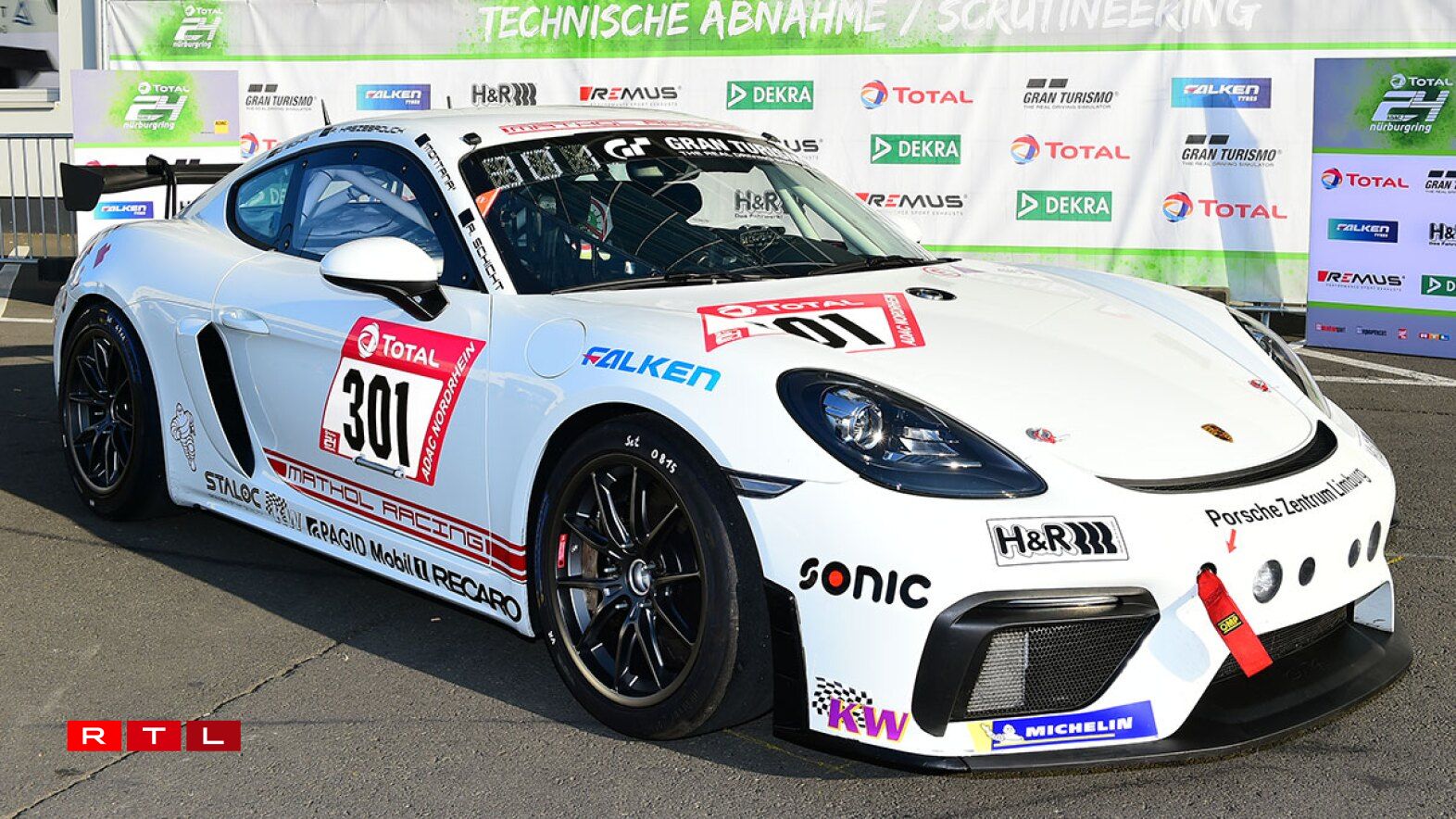 Den Daniel Bohr ass mat dësem Porsche Cayman 718 GT4 CS gemellt.