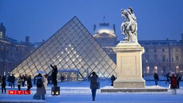 La pyramide du Louvre sous la neige.
