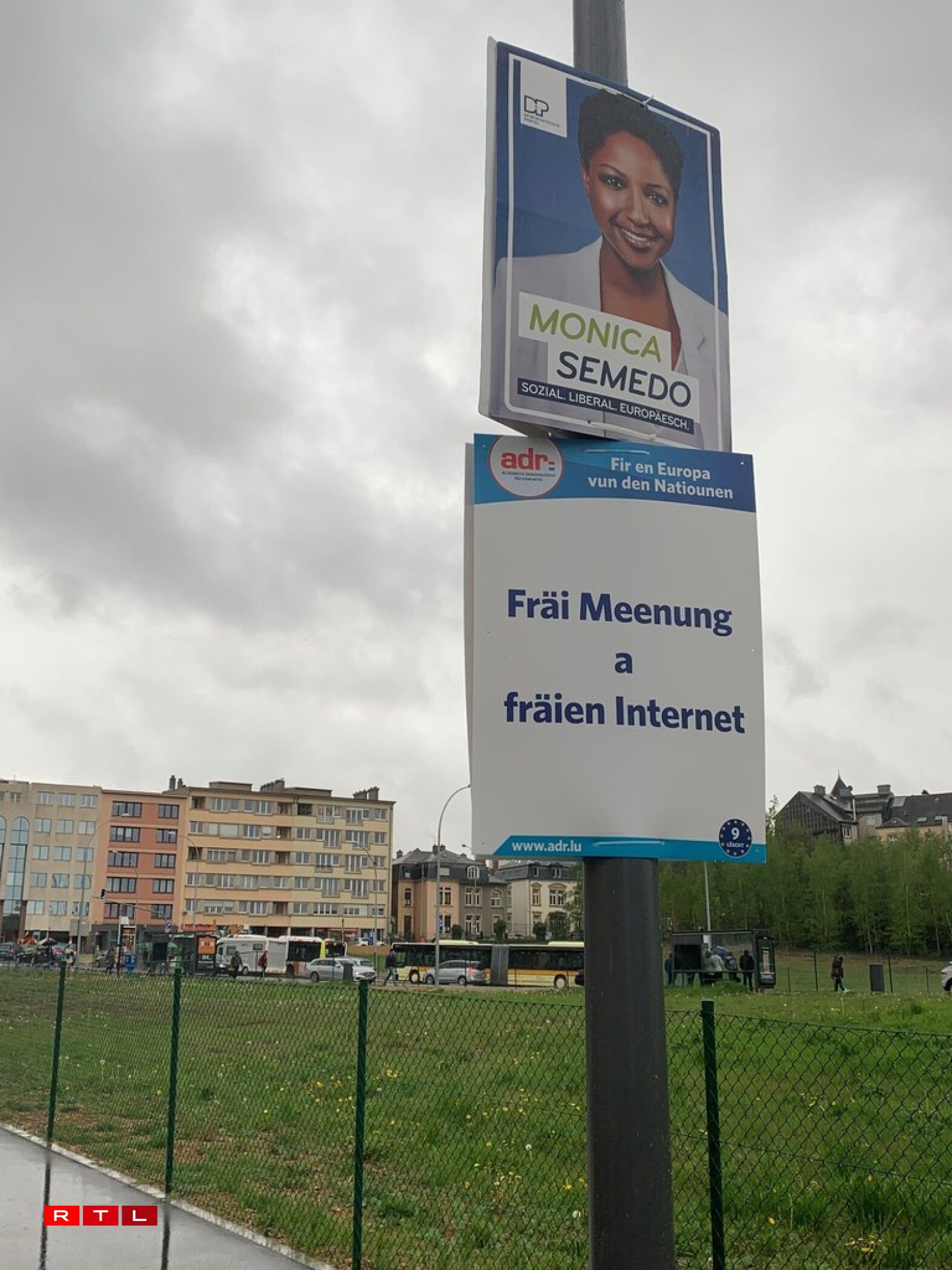 Op der Stäreplaz houngen och déi zwee Plakater iwwereneen, do gouf dat ënnescht Plakat awer gewiesselt.