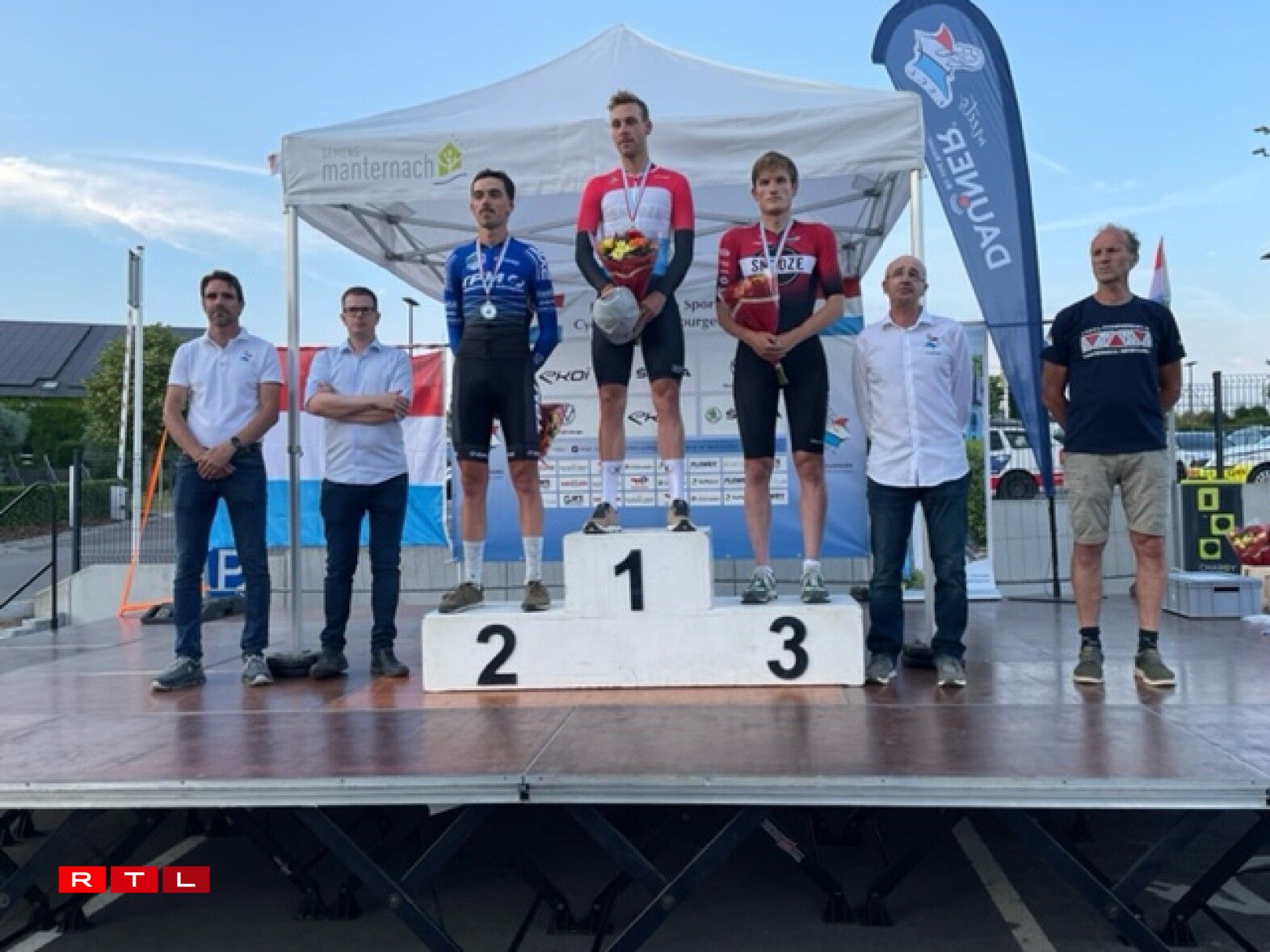 De Podium vun den Elite ouni Kontrakt