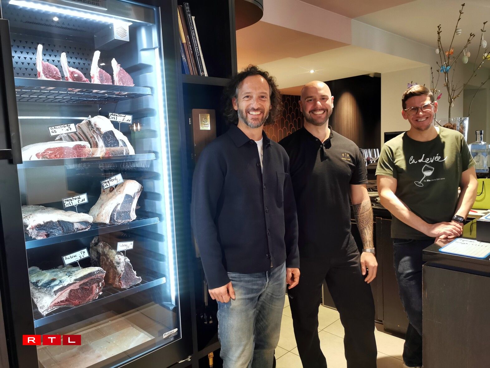 De Raphaël Arcidiacono aux équipes en cuisine et en salle, l'Ultimo mise sur la continuité : plats de saison autour de l'asperge, viandes maturées, cave à vins et cuisine aux influences franco-italiennes marquent ce retour aux sources.