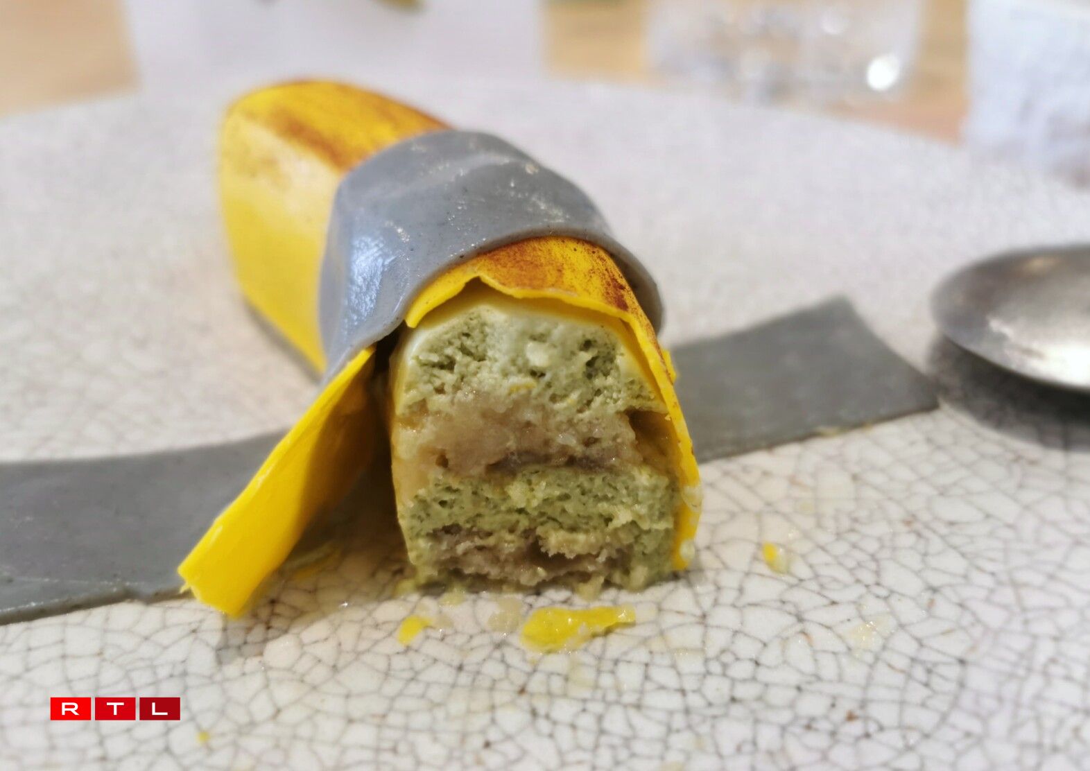 Dans l'assiette, la banane renferme des saveurs d'aneth et de praliné pour un dessert léger en sucre.