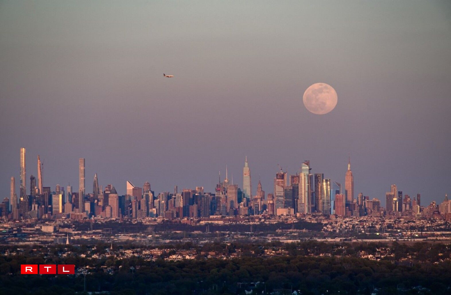 Au-dessus du panorama new-yorkais.