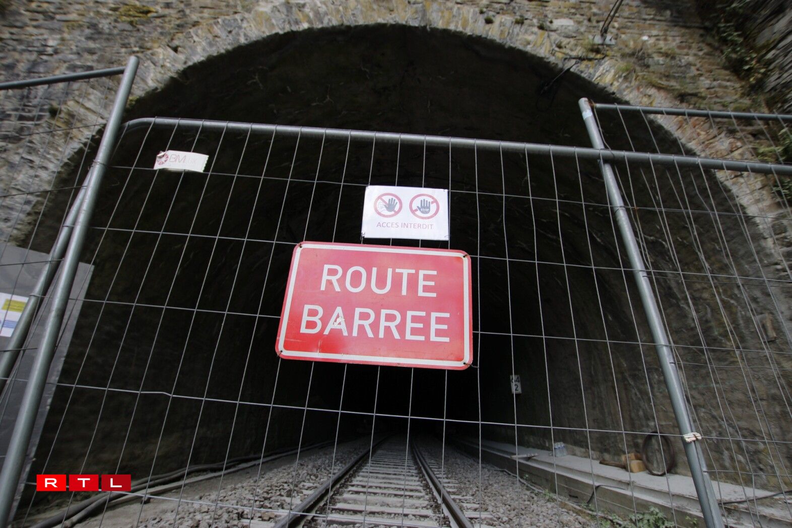 Den Accès zum Tunnel ass aus Sécherheetsgrënn blockéiert.