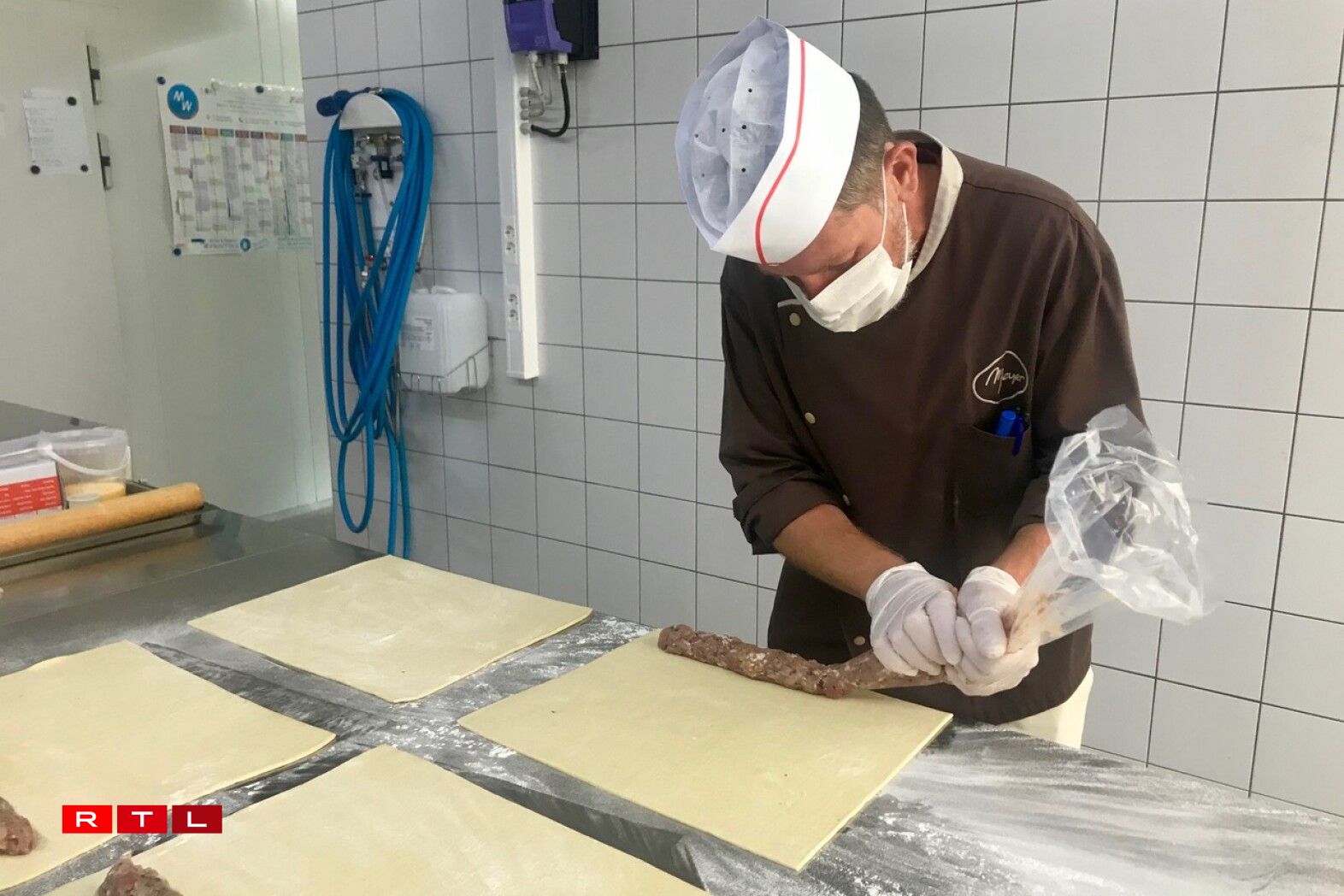 La farce est déposée sur la pâte brisée