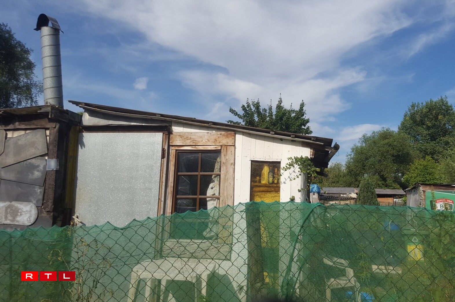 On compte une centaine de cabanons, faits de bric et de broc.